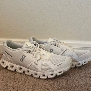 All White On Running cloud collection sneakers size 8